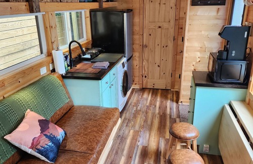 Bentonville Cabina | Tiny house on Ohio River cozy, relaxing, peaceful, fishing, kayaking, w/ hot tub