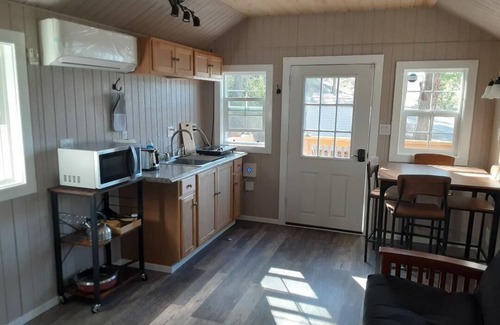 Montague Cabina | Tiny house on private 20 acres along the Klamath River.
