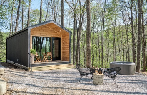 Sparta Casa | Tiny House Retreat with Hot Tub & Near Waterfalls