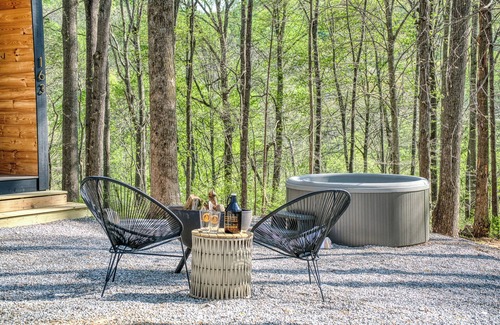 Sparta Casa | Tiny House Retreat with Hot Tub & Near Waterfalls