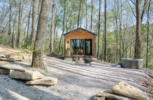 Sparta Casa | Tiny House Retreat with Hot Tub & Near Waterfalls