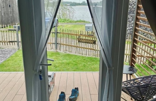 Lathum Casa | Tiny house time out at the lake and beach. Fenced garden, outdoor shower and fireplace.
