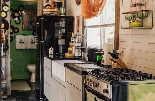Lincoln Casa | Tiny house w/ Pool on water near Beaches / turf