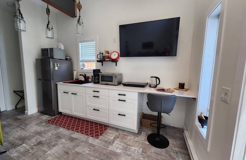 Campbell River Casa | Tiny House with HOT TUB! Perfect for a getaway! Near golf, fishing & hiking!