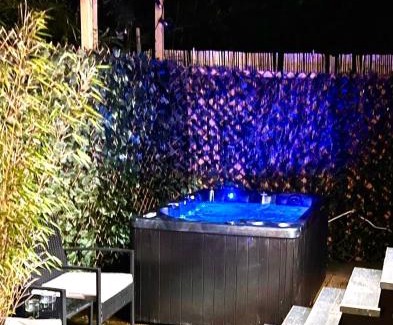 Vijfhuizen Chalet De Esquí | Tiny house with garden and jacuzzi near Amsterdam