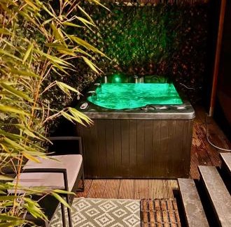 Vijfhuizen Chalet De Esquí | Tiny house with garden and jacuzzi near Amsterdam