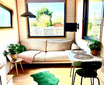 Vijfhuizen Chalet De Esquí | Tiny house with garden and jacuzzi near Amsterdam