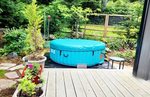 Campbell River Casa | Tiny House with HOT TUB, close to golf and hiking!