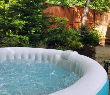 Campbell River Casa | Tiny House with HOT TUB, close to golf and hiking!