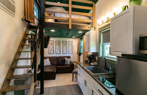 East Syracuse Casa | Tiny house with private Hot Tub