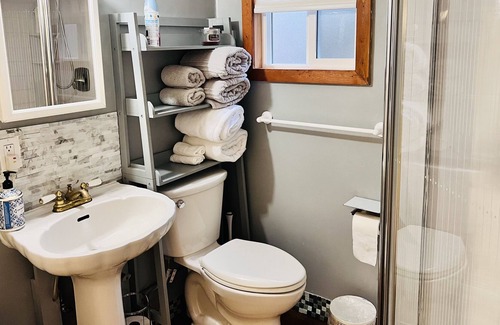 Shoreline Cabaña | Tiny House with private Hot Tub near Seattle