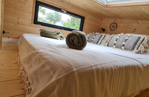 Peypin Cama Y Desayuno | Tiny house with private terrace and heated pool access
