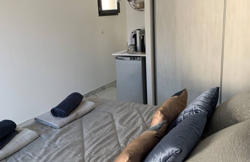 Peypin Cama Y Desayuno | Tiny house with private terrace and heated pool access