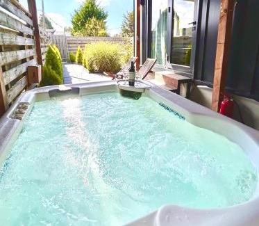 Vijfhuizen Casa | Tiny house with sauna & jacuzzi near Amsterdam