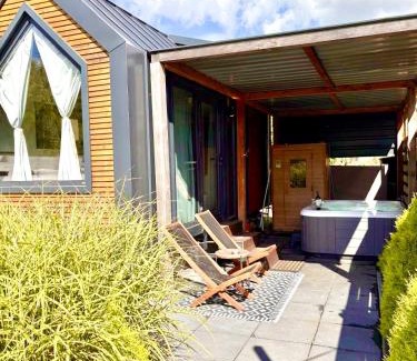 Vijfhuizen Casa | Tiny house with sauna & jacuzzi near Amsterdam