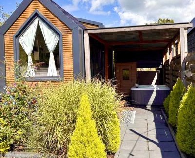 Vijfhuizen Casa | Tiny house with sauna & jacuzzi near Amsterdam