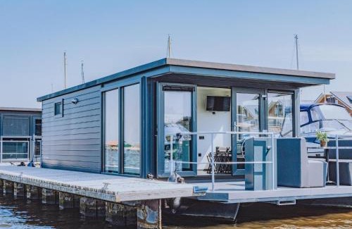 Municipality of Uitgeest Casa | Tiny houseboat Uitgeest I