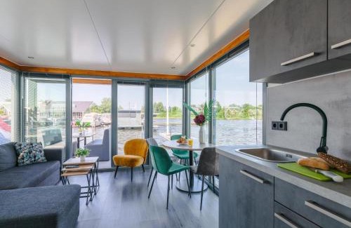 Municipality of Uitgeest Casa | Tiny houseboat Uitgeest I