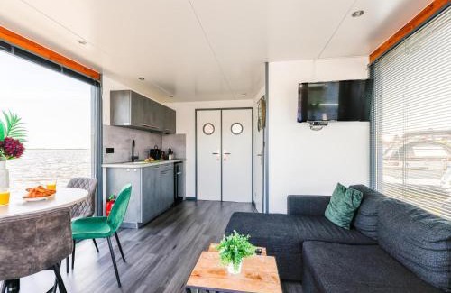 Municipality of Uitgeest Casa | Tiny houseboat Uitgeest I