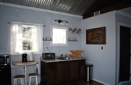 Ledbetter Apartamento | Tiny Picturesque Cabin on Idyllic Ranch with lake view close to Round Top TX