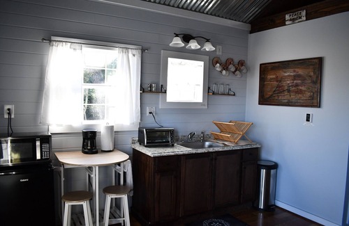 Ledbetter Apartamento | Tiny Picturesque Cabin on Idyllic Ranch with lake view close to Round Top TX
