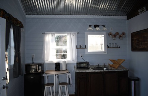 Ledbetter Apartamento | Tiny Picturesque Cabin on Idyllic Ranch with lake view close to Round Top TX