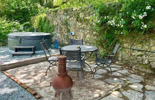 Llanbedr Casa | Tiny Romantic Retreat with Hot Tub on a Country Estate near Cardigan Bay in Eryri Snowdonia