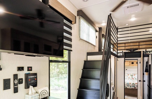 Nevis Casa | Tiny RV Escape with Stunning Lake Views, AC, WiFi