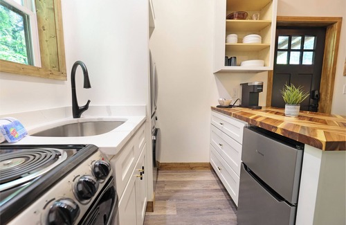 Bynum Casa | Tiny Tarheel: Cozy Retreat Near UNC-Tiny House