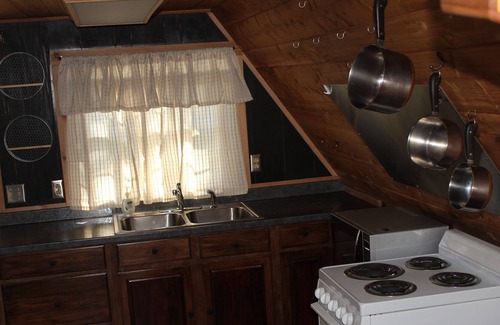 Sloans Valley Cabina | Espacio de campamento informal, gran vista, con un camino rústico al lago!