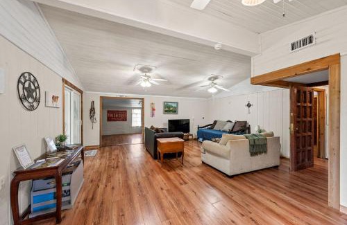 Hico Casa | Tiny Town The Kid Spacious Cabin Animals Fire Pit by Vacation Your Way