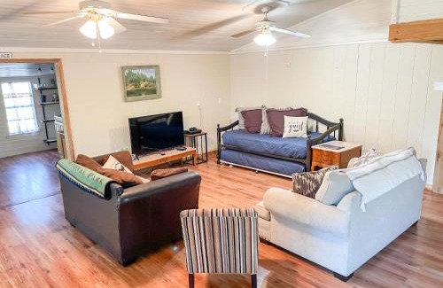 Hico Casa | Tiny Town The Kid Spacious Cabin Animals Fire Pit by Vacation Your Way