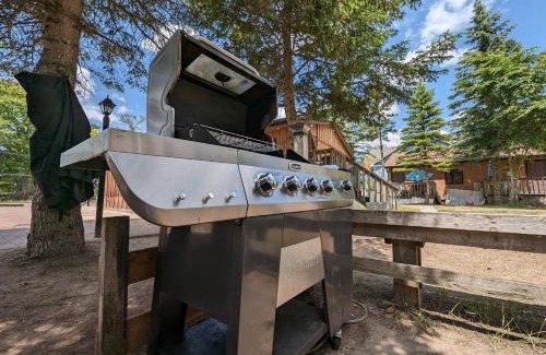 Wasaga Beach Casa | Tiny Wood Cottage 08
