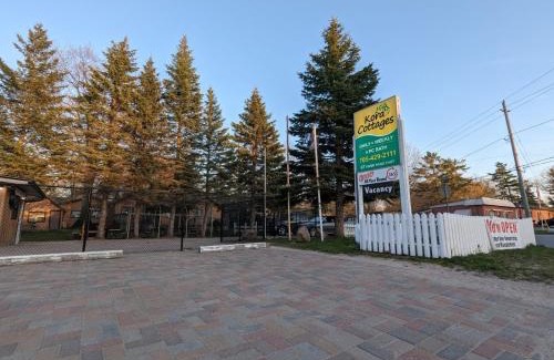 Wasaga Beach Casa | Tiny Wood Cottage 08