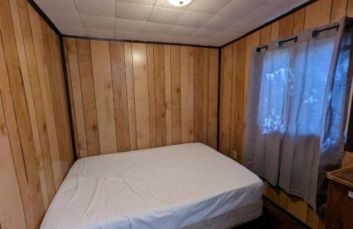 Wasaga Beach Casa | Tiny Wood Cottage 12