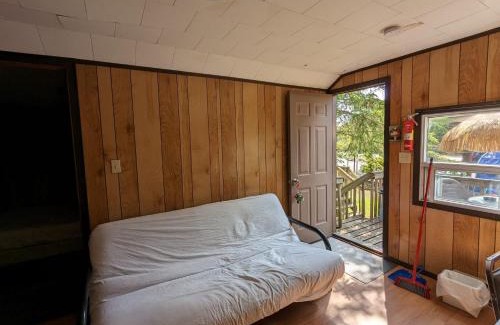 Wasaga Beach Casa | Tiny Wood Cottage 12