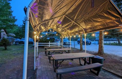 Wasaga Beach Casa | Tiny Wood Cottage 12