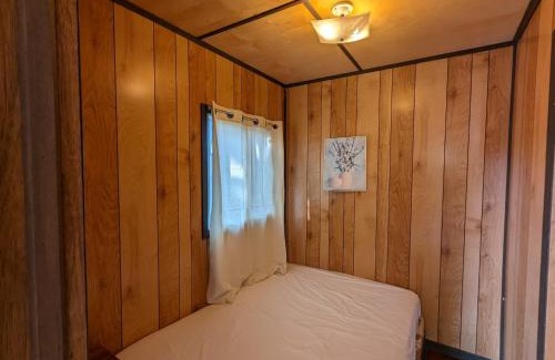 Wasaga Beach Casa | Tiny Wood Cottage 16