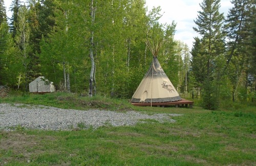 Eureka Alquiler De RV | Camping Tipi 6 Caribou Trail Wagon Camp