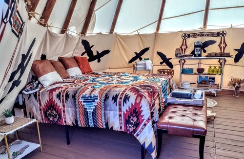 Lewisburg Cabina | Tipi Creek Glamping With Hot Tub