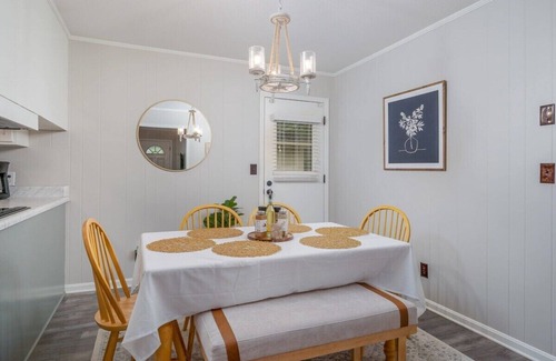 Northport Casa | Tipsy Tide - 2.9 miles to UA - 6 HDTVs!