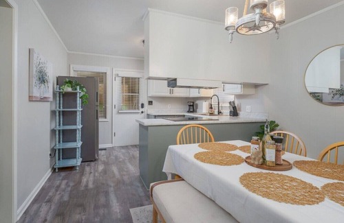 Northport Casa | Tipsy Tide - 2.9 miles to UA - 6 HDTVs!