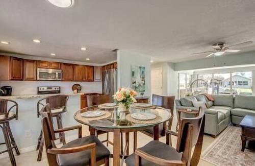 Fort Myers Casa | TIPSY TIKI - Pool, Canal, Outdoor Bar, King Bed