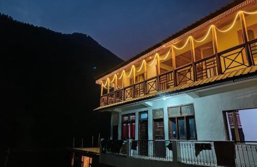 Banjar Casa | Tirthan Majestic View Homestay
