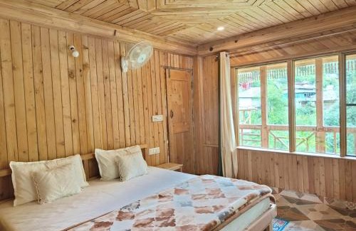 Banjar Casa | Tirthan Majestic View Homestay