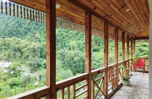 Banjar Casa | Tirthan Majestic View Homestay