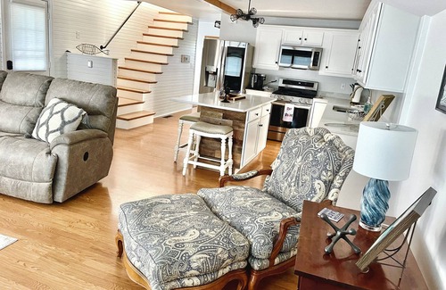 Howe Casa | 'Tis Our Cottage: Modern Lakefront clean lake quiet & relaxing Just off toll Rd