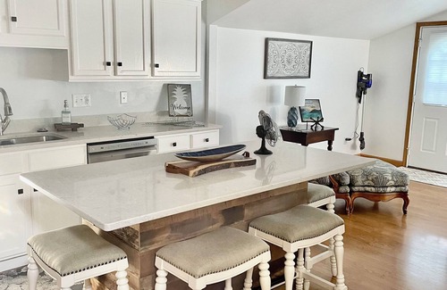 Howe Casa | 'Tis Our Cottage: Modern Lakefront clean lake quiet & relaxing Just off toll Rd