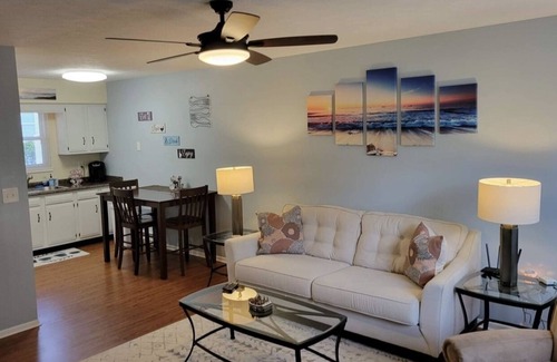 Conneaut Apartamento | Tis' Time Getaway. Just a few blocks from beautiful Lake Erie!