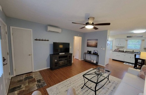 Conneaut Apartamento | Tis' Time Getaway. Just a few blocks from beautiful Lake Erie!